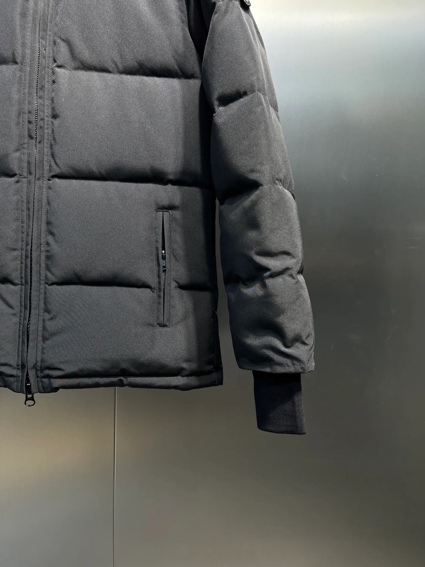 P860 Canada Goose Canada # Expedition04 Parker, a treasure of Canadian origin! Limited supply worldwide! Canada Goose Model 04 is a top-notch couple model, polar cold-proof outdoor series fur collar detachable hooded parka down jacket, the first Goose in 2024. I hope my partners like the top quality, and I hope everyone can evaluate it together! The most popular cool items of the Big Goose family in 2024 are online. The same popular product of Yi Yang Qianxi is said to be a joint limited edition Big Goose that cannot be bought in autumn and winter. If you dislike the sameness of the Big Goose in the past, then this model will definitely give you a different experience! This year's most powerful couple's collection for autumn and winter is online, a top-notch luxurious ready-to-wear style, paired with an outdoor warm down jacket with great style and charm! The most standard and classic items of the Daye family in the past two years are equipped with unique reflective stripes for embellishment, which further shows the high-end fashion performance effect. With the embellishment of hardware buckles, it has excellent performance effect. The upper body is clean, simple and elegant, even for urban leisure. It is suitable for various occasions. Designed with large pockets, this model has a large capacity and is equipped with reflective stripes, making it safer at night. It is suitable for various adventure activities. It is made of windproof and waterproof technical materials. The interior is filled with full white duck down, which is absolutely cold-proof and warm. It also has a stand-up collar design and fine fluff at the collar, with meticulous attention to detail! The charm of this model is also more spiritual, and the upper body has more temperament and specifications. It perfectly shows the ultra-high standard of fashionable performance of this model, integrating outdoor and life, and you can even create high-street wear! The most pinnacle limited-edition goose that we have presented so far, both in terms of design and detailed materials, it is completely outstanding. The grand and evergreen version design is matched with cool reflective elements. The overall appearance can be said to be quite high, and it has that kind of powerful outdoor performance! It combines high-end casual attributes with high-street style. It is high-grade, domineering, warm, and beautiful. The visibility of the upper body is quite strong, and the configuration of the owl element is highly brand-recognizable. It fully complements the overall brand performance and visual effects, and also has the high-end sense of fashion and fashionable performance. It is a must-buy product because it is the most awesome down brand on the planet and one of Canada's three national treasure brands. It is also a sentimental down luxury brand. In the field of polar cold-proof clothing, Goose has made an irreplaceable contribution... Size: xs s m l xl